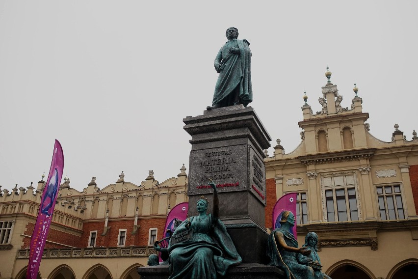 Kraków. Doświetlanie pomnika Adama Mickiewicza może trochę potrwać