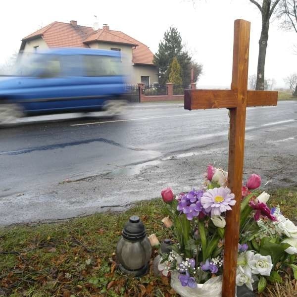 Wiele takich krzyży znaczy miejsca tragedii, do których doszło z winy pijanych kierowców.