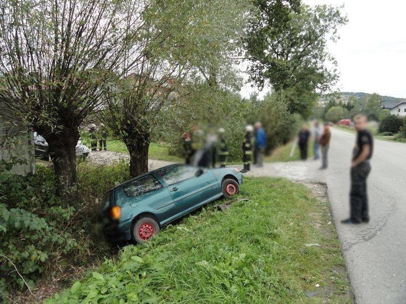 Łęka. Dwa auta rozbite, dwie osoby w szpitalu [ZDJĘCIA]