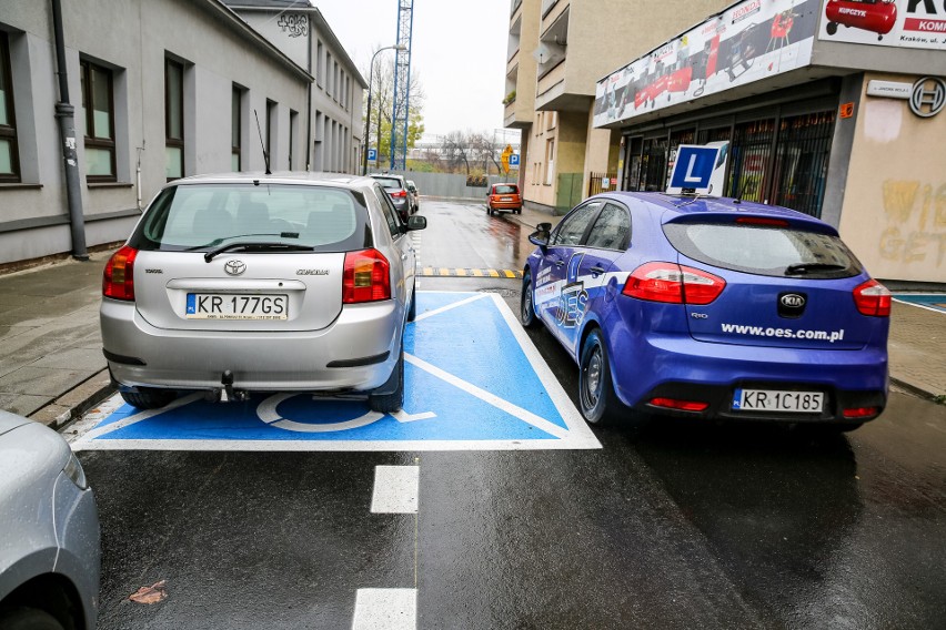 Kraków. Buble i absurdy w strefie parkowania [ZDJĘCIA]