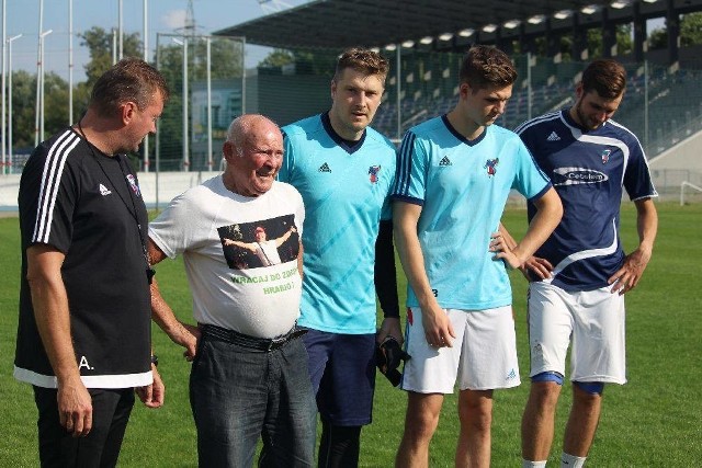 Piłkarze Broni Radom mieli na piątkowym treningu wyjątkowego gościa. Hrabia Zdzisław Radulski, legenda Radomiaka Radom, osobiście pogratulował ekipie z Plant awansu do trzeciej ligi. Hrabia Zdzisław Radulski to żywa legenda Radomiaka Radom. Przy klubie działa już od niemal 60 lat! Cały czas jest w sztabie szkoleniowym drugoligowca. W piątek Zdzisław Radulski osobiście stawił się na treningu Broni Radom. Piłkarze ekipy z Plant byli zaskoczeni, ale bardzo zadowoleni z wizyty dostojnego gościa. Chyba każdemu kibicowi w Radomiu znane są animozje pomiędzy Radomiakiem i Bronią, ale Zdzisław Radulski pokazał, że można być ponad podziałami. Na koniec, w swoim stylu, opowiedział oczywiście żart. >>> KLIKNIJ NA ZDJĘCIE, ABY PRZEJŚĆ DALEJ 