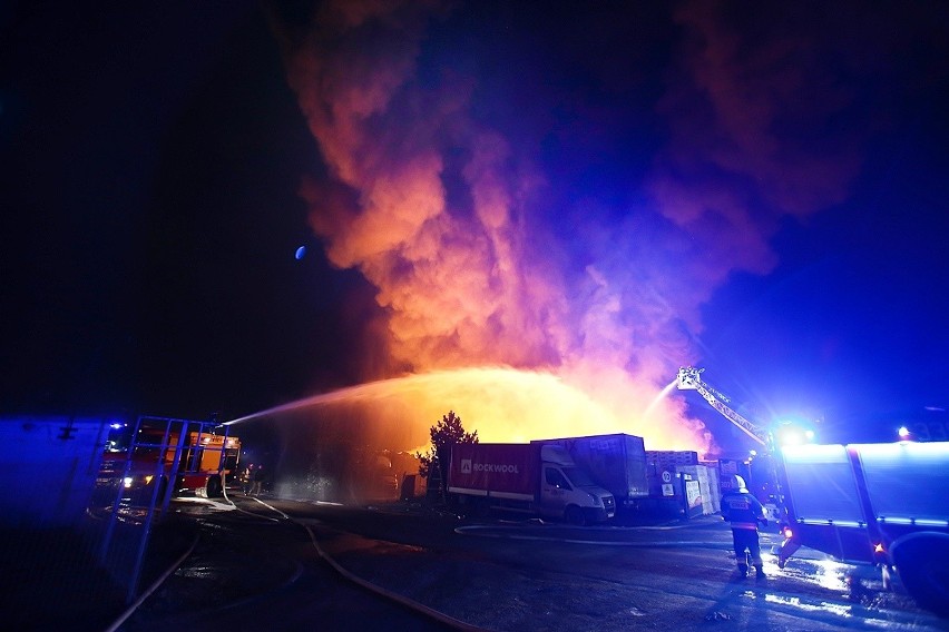 Ogromny pożar na terenie składu materiałów budowlanych MB 03...