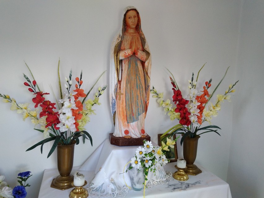 Profanacja w Umieszczu k. Jasła. Ktoś oblał figurę Matki Boskiej z Lourdes pomarańczową farbą. Policja poszukuje sprawcy