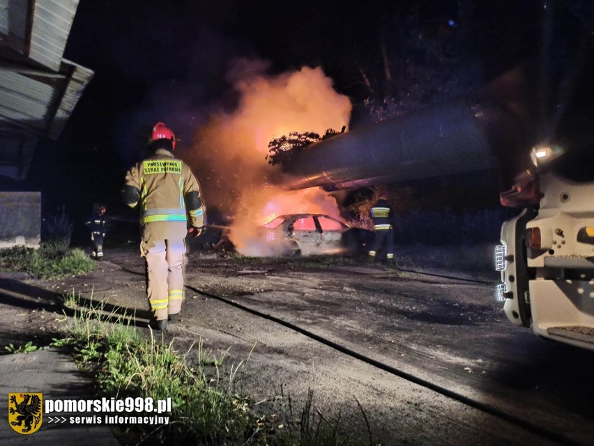 Nocny (22.07.2020 r.) pożar samochodu i rur ciepłowniczych na gdańskich Młyniskach [zdjęcia]