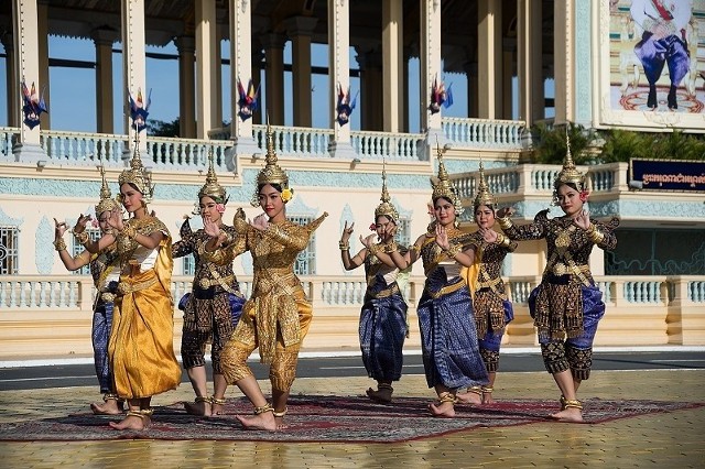 Pierwsza misja to tradycyjny khmerski taniec.fot. Piotr Filutowski/TVN