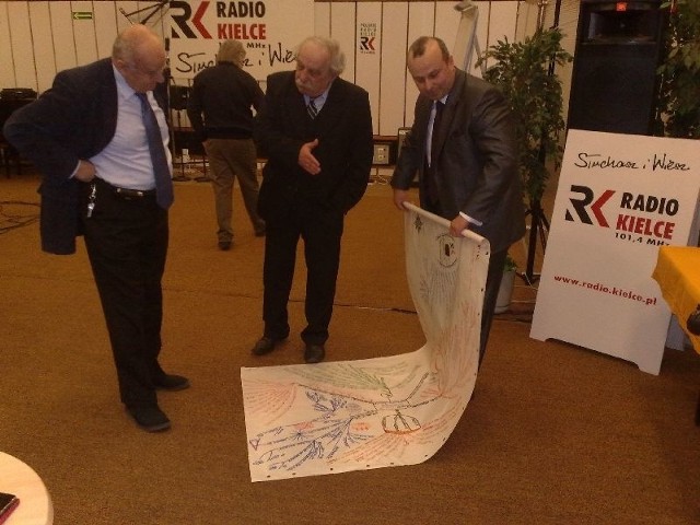 Mirosław Kopik zwija po prezentacji swoją "strategiczną mapę myśli&#8221;, w której zawarł wizję funkcjonowania i rozwoju Radia Kielce.