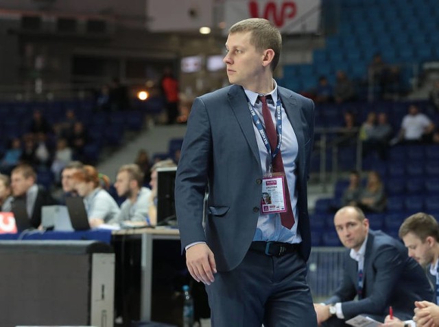 Na razie ofert pracy brak, ale trener Łukomski nie próżnuje.