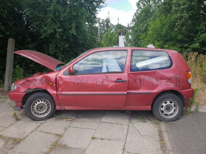 Zdemolowany volkswagen straszy przechodniów na ul. Pabianickiej ZDJĘCIA