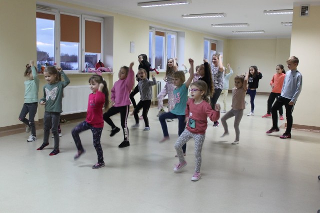 Centrum Kultury w Rytwianach zapewnia dzieciom i młodzieży wiele atrakcji w czasie zimowych ferii. Były już warsztaty taneczne, plastyczne oraz kulinarne, podczas których najmłodsi uczyli się jak wyrabiać gofry. W kolejnych dniach na uczniów i przedszkolaków czekać będą jeszcze inne interesujące zajęcia.Na kolejnych zdjęciach zobaczycie, jak wyglądają ferie w Centrum Kultury w Rytwianach>>>