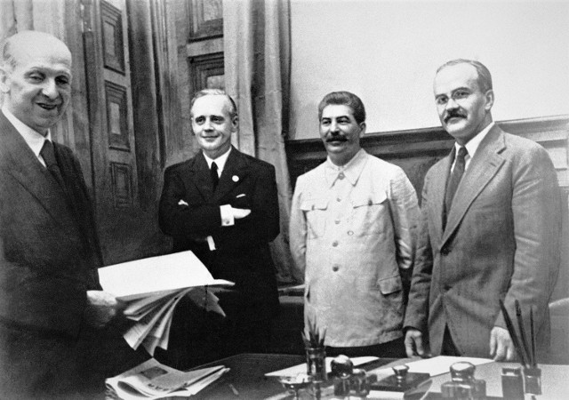17 września 1939 r. rozpoczęto realizację ustaleń zawartych w tajnym protokole paktu Ribbentrop-Mołotow. Od lewej stoją: szef działu prawnego niemieckiego MSZ Friedrich Gauss, niemiecki minister spraw zagranicznych Joachim von Ribbentrop, Józef Stalin oraz ludowy komisarz (minister) spraw zagranicznych ZSRR Wiaczesław Mołotow