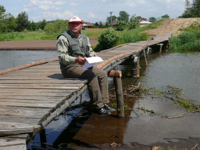 Władysław Skrzypacz na kładce, na rzece Łęg, która decyzją Powiatowego Inspektora Nadzoru Budowlanego w Stalowej Woli, zostanie rozebrana.
