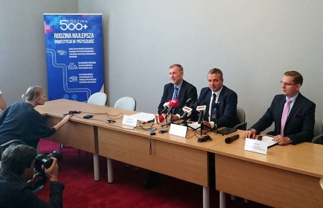 Podczas konferencji wojewoda podsumował realizację programu Rodzina 500 plus. Kurator oświaty Marek Gralik mówił o planowanej reformie