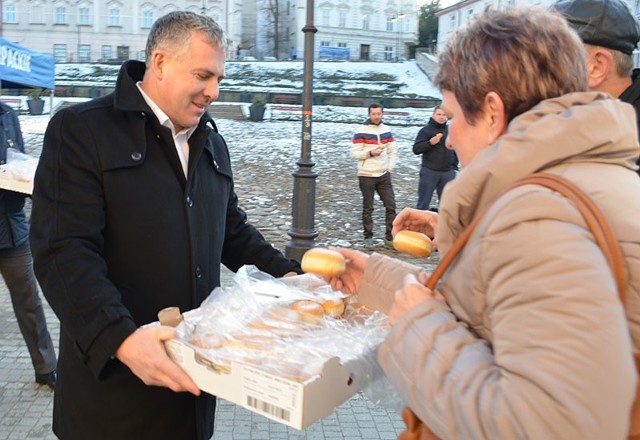 Pączki rozdawał m.in. poseł Piotr Tomański