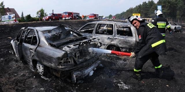Pożar pochłonął ponad 20 samochodów [wideo i zdjęcia]
