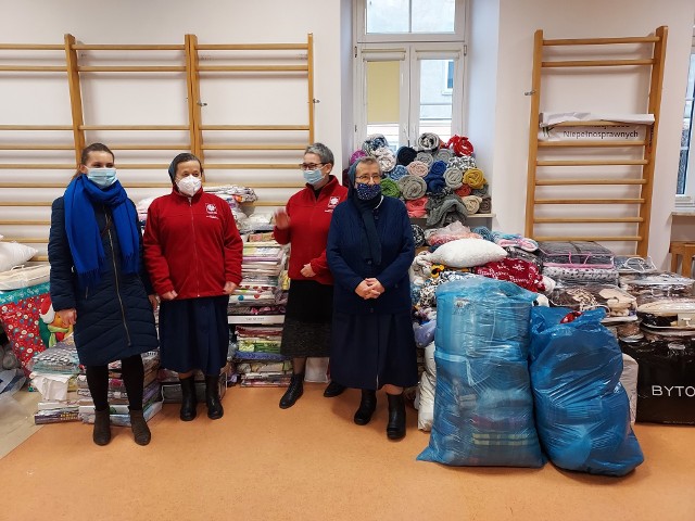 W zbiórkę, włączyły się także siostry z domu biskupiego i wolontariusze Caritas Diecezji Sandomierskiej.