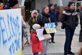 Solidarni z Ukrainą. Kilkadziesiąt osób protestowało na Rynku w Kielcach. Zobacz zdjęcia 