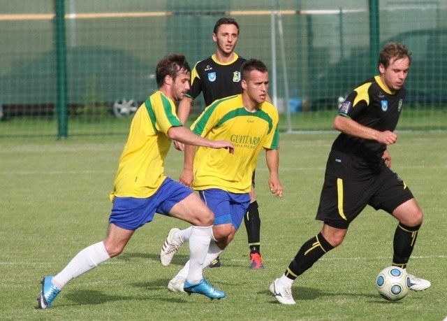 Piłkarze Siarki Tarnobrzeg (z piłką Bartosz Madeja) nowy sezon zainaugurują meczem z Wigrami Suwałki u siebie.