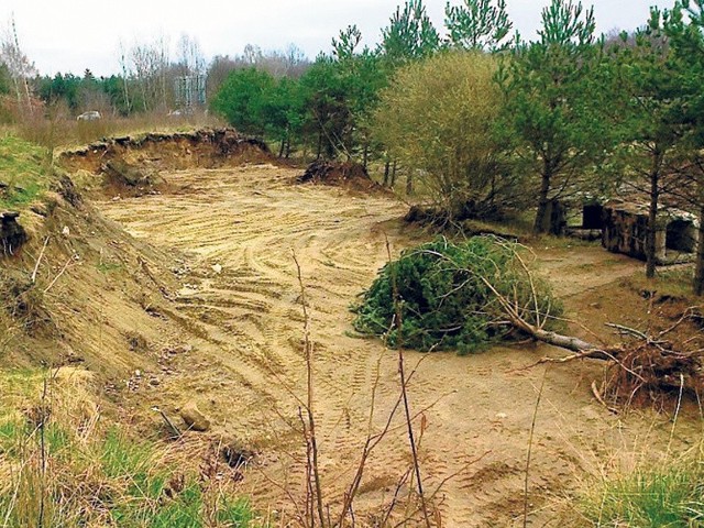 Tak wyglądał teren wokół nasypu w kwietniu, gdy okazało się, że z gminnej działki ubyło ponad 3 tys. m sześć. ziemi i piasku