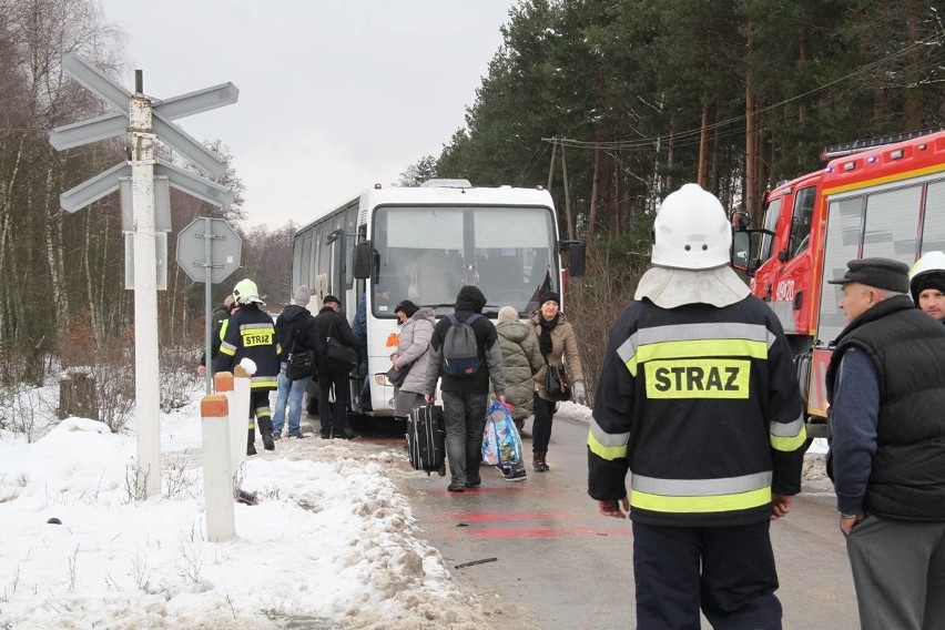 Tragiczny wypadek na przejeździe kolejowym w gminie Sobków. Nie żyją dwie osoby