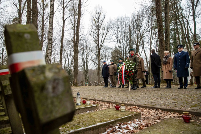 Złożenie kwiatów na cmentarzu wojskowym w Białymstoku