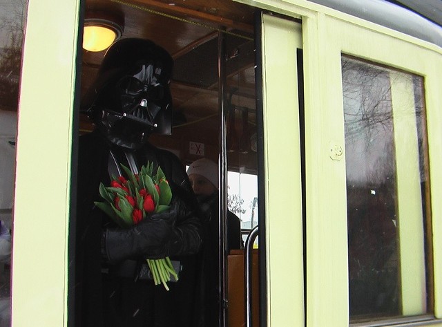 W tramwaju dla zakochanych tulipany rozdawał... Lord Vader. Z kwiatami było mu do twarzy. To znaczy do hełmu