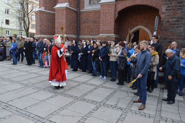 Do tradycji Niedzieli Palmowej należy czytanie Ewangelii o uroczystym wjeździe Jezusa do Jerozolimy oraz opisu Męki Pańskiej oraz poświęcenie palm i procesja z nimi. W opolskiej katedrze palmy poświęcił bp Paweł Stobrawa.