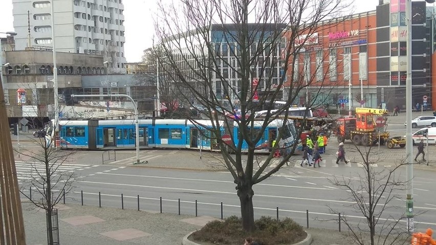 Wykolejenie na placu Grunwaldzkim. Skoda przeskoczyła na torowisko w przeciwną stronę