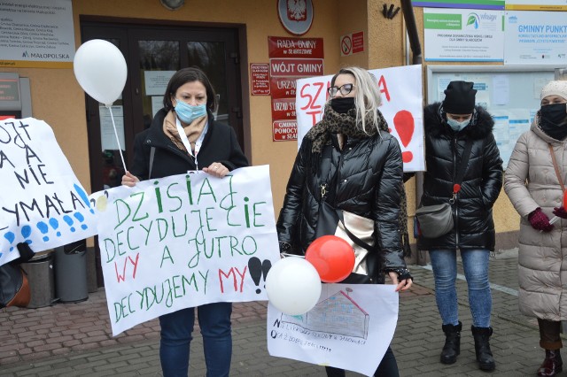 Protest przeciwko likwidacji Szkoły Podstawowej w Janowicach