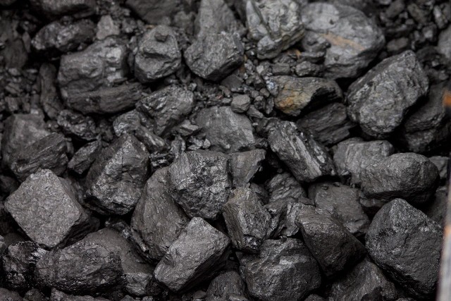 Wejdź w naszą galerię, aby dowiedzieć się jakie są ceny węgla na Śląsku. Podane kwoty są orientacyjne - wiele zależy od danego składu, kosztów transportu, miasta oraz różnicy między workowanym a nieworkowanym towarem (zazwyczaj różnica wynosi 200-300 złotych)