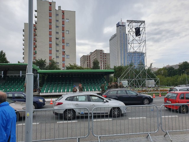 O godzinie 20 aleja Korfantego, aleja Roździeńskiego, fragment ulicy Chorzowskiej, Rondo gen. Jerzego Ziętka, ale też tunel pod Rondem i Strefa Kultury zostaną wyłączone z ruchu. Ale już wcześńiej kierowcy zgłaszają ogromne utrudnienia w przejeździe.