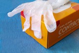 Źle używane rękawiczki to większe zagrożenie COVID-19! Co robić, by jednorazowe rękawice chroniły przed koronawirusem i jaki rodzaj wybrać?