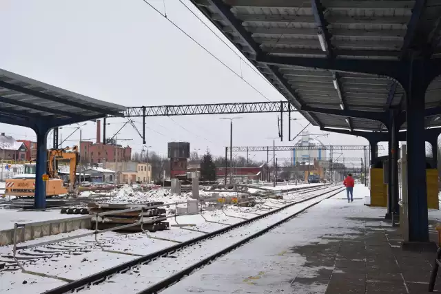 Atak zimy i mrozy utrudniają prace budowlane prowadzone na dworcu PKP w Nakle. Powstający tu podziemny tunel połączy perony z parkingiem P&R przy ul. Nowej