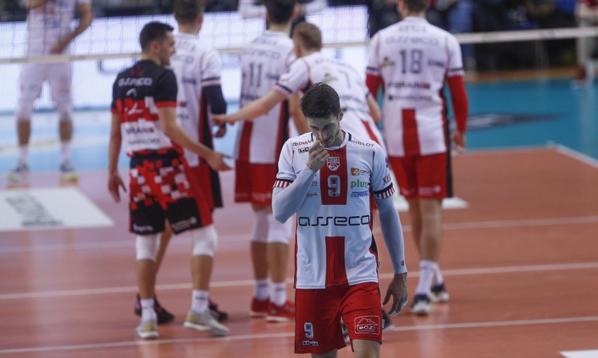 Asseco Resovia przegrała po tie breaku ze Skrą Bełchatów.