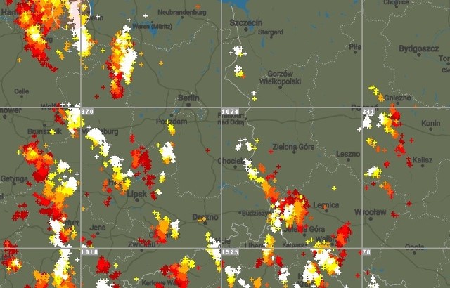 Burze nadciągają nad Polskę z zachodu.