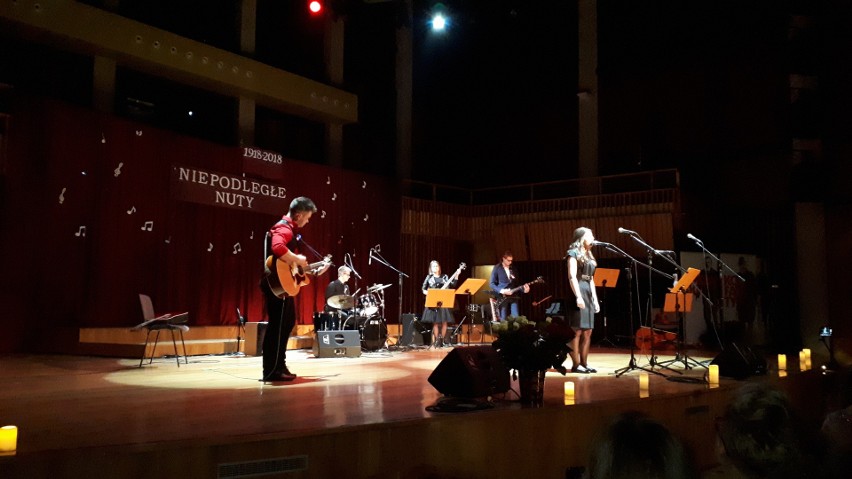 Koncert "Niepodległe nuty" uczniów i absolwentów II Liceum Ogólnokształcącego imienia Marii Konopnickiej w Radomiu
