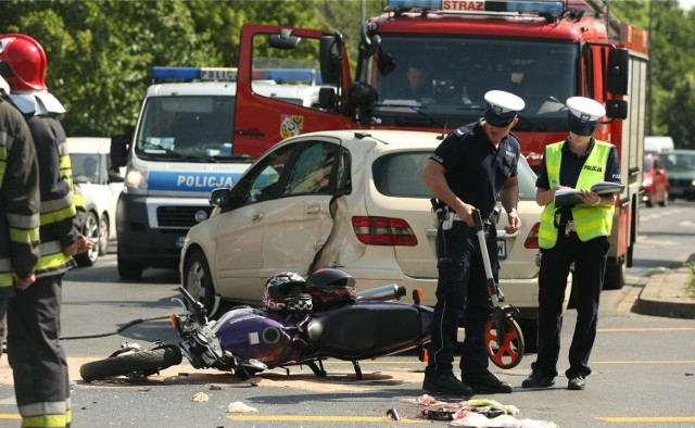 Wypadek z udziałem motocyklistów na skrzyżowaniu al. Kochanowskiego i ulicy Śniadeckich