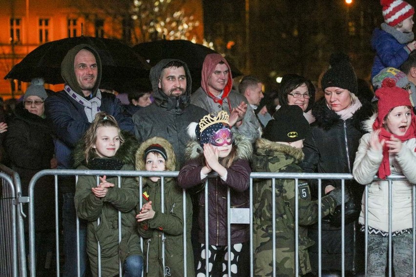 Noworoczna impreza na placu przed ratuszem. Słupsk powitał nowy rok (wideo, zdjęcia)