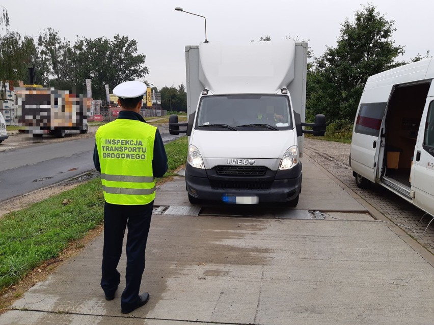 Dostawczak "recydywista". Ważył 7 ton za dużo [ZDJĘCIA]