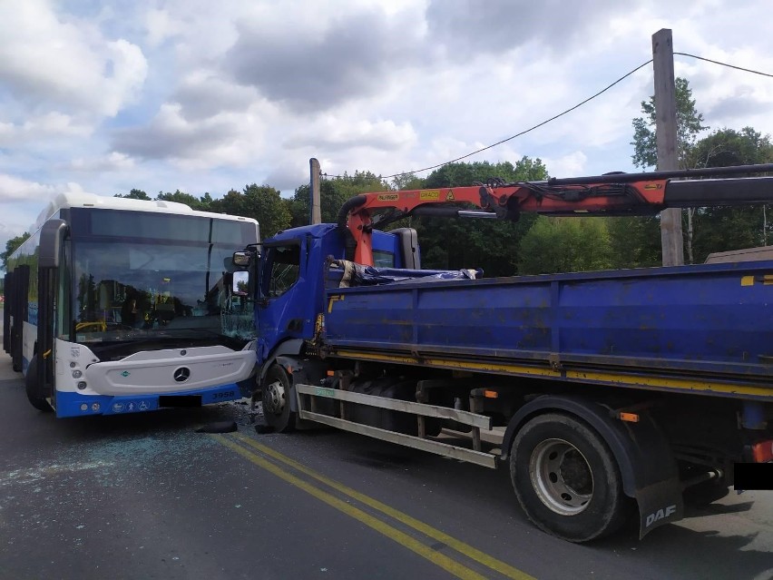 Zderzenie autobusu z ciężarówką w Rybniku
