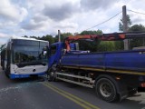 Wypadek w Rybniku. Zderzenie autobusu komunikacji miejskiej z ciężarówką. Trzy osoby w szpitalu. Koniec utrudnień na ul. Mikołowskiej