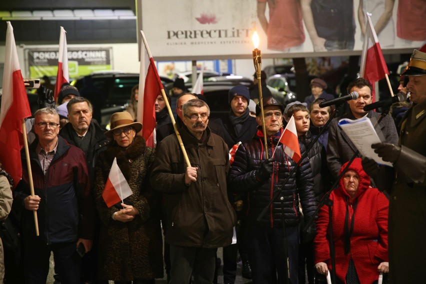 Obchody wybuchu powstania styczniowego na Białogonie w Kielcach. W blasku pochodni i rac. Zobaczcie zdjęcia 
