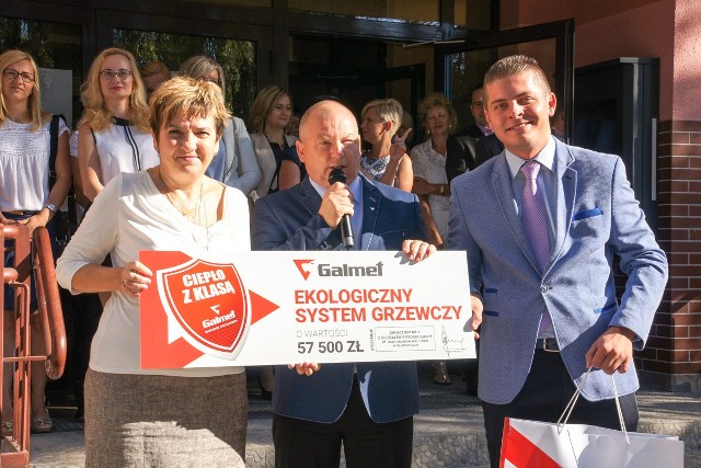 Nagrodę dla Gimnazjum nr 1 z oddziałami integracyjnymi w Głubczycach firma przekazała 1 września.