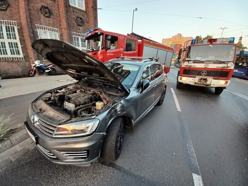 Wypadek w centrum Wrocławia. Ma zielone i rusza "na pewniaka"... [NAGRANIE Z WYPADKU]