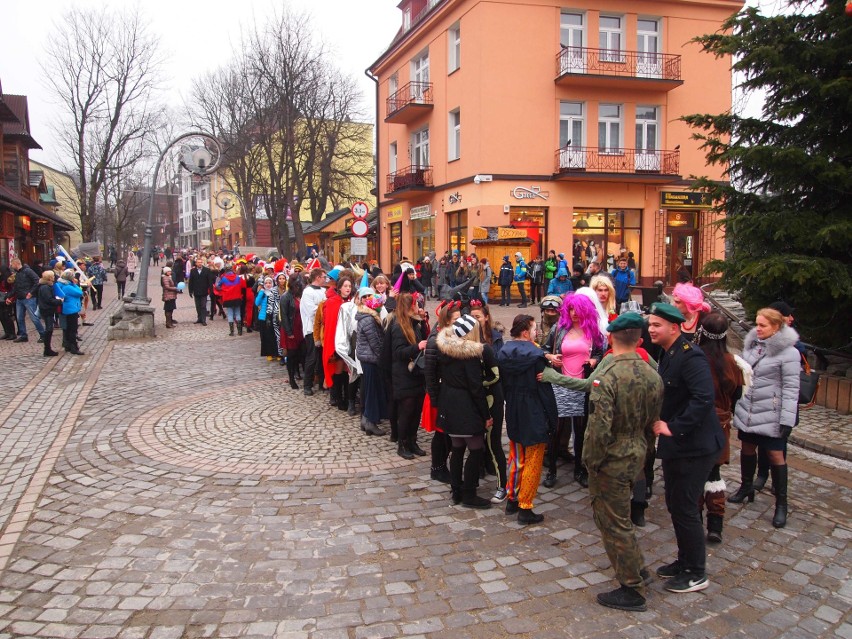 Zakopane. Maturzyści zatańczyli poloneza na Krupówkach [ZDJĘCIA,WIDEO]