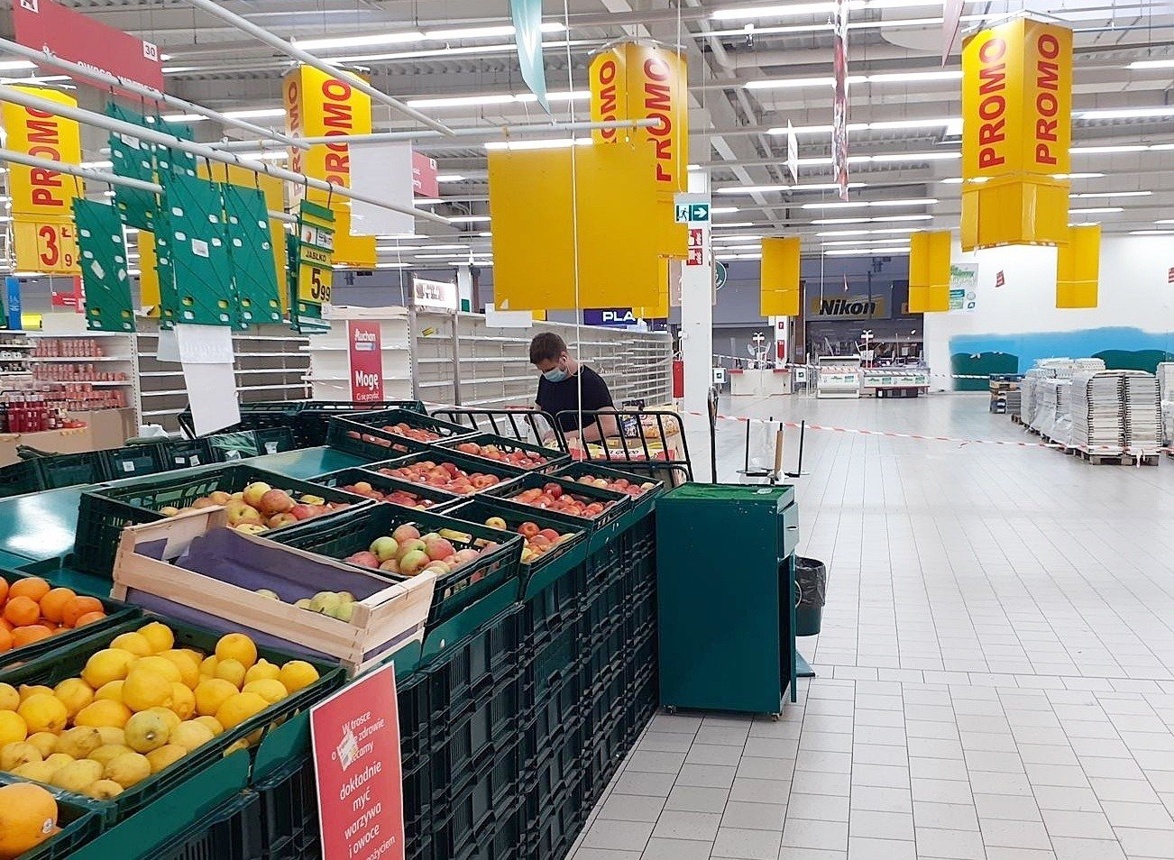 Gigantyczne wyprzedaże w Auchan przeznaczonym do likwidacji w Dąbrowie  Górniczej przyciągają klientów | Dziennik Zachodni