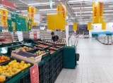 Gigantyczne wyprzedaże w Auchan przeznaczonym do likwidacji w Dąbrowie Górniczej przyciągają klientów