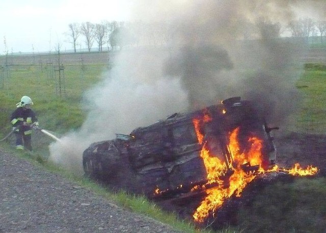 Samochód szybko stanął w płomieniach.