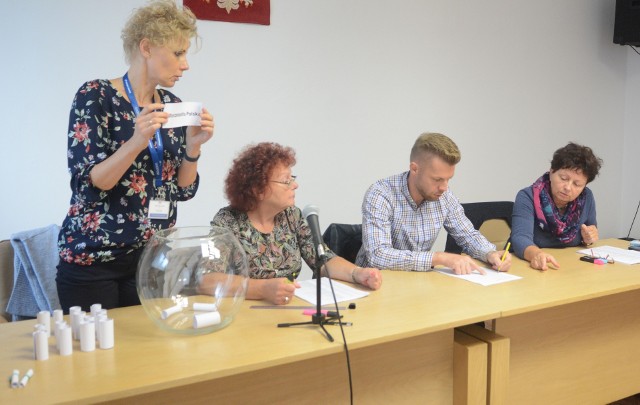 Losowanie kandydatów na członków obwodowych komisji wyborczych w Urzędzie Miejskim w Radomiu.