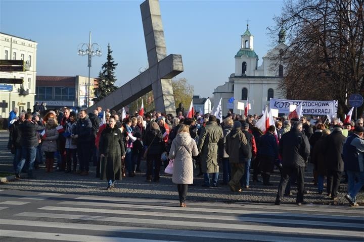 Marsz KOD w Częstochowie: Aleją NMP przeszło ok. tysiąc osób [ZDJĘCIA + WIDEO]