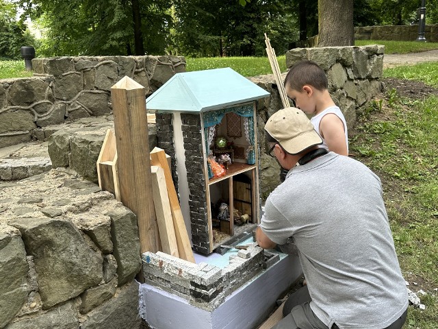 Wiadomo, że najnowsza diorama stanie w Parku Miejskim za Pałacem Diestrichsteinów (Muzeum w Wodzisławiu Śląskim). Będzie odniesieniem do historycznego wzgórza zamkowego, znanego dzisiaj w środowisku młodzieży jako „giewont”.  Kiedyś w tym miejscu stał bowiem zamek, niestety dziś nie ma po nim śladu.